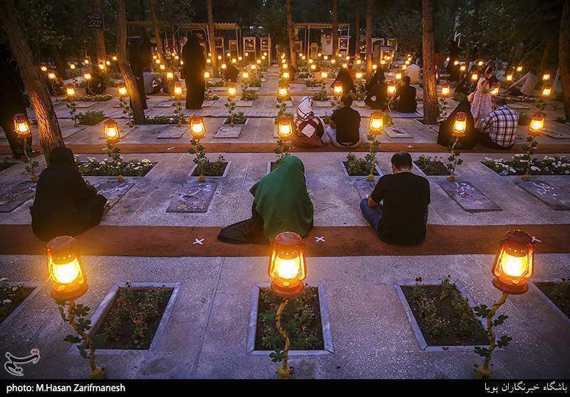 چهلمین سالگرد دفاع مقدس در کنار شهدا 