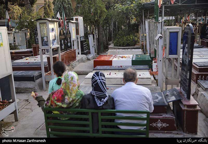 چهلمین سالگرد دفاع مقدس در کنار شهدا 