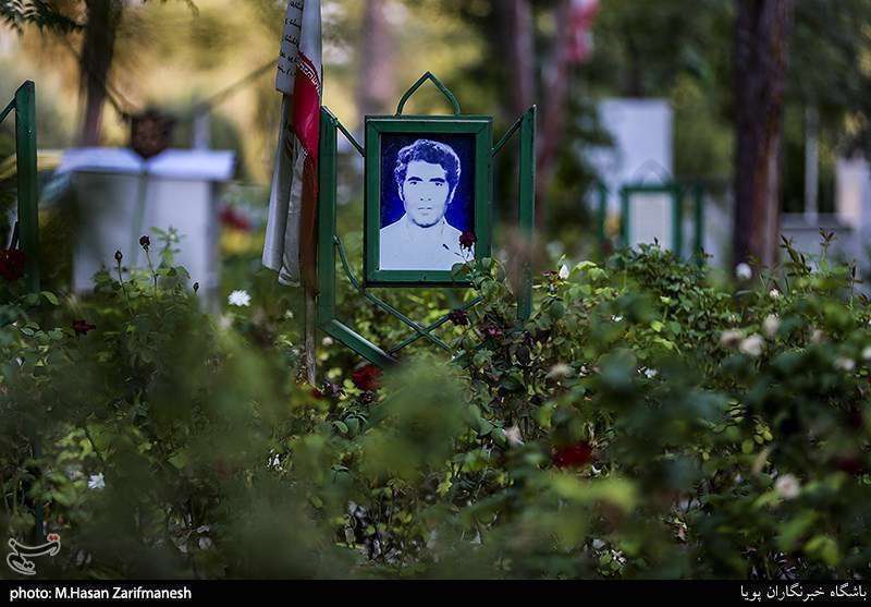 چهلمین سالگرد دفاع مقدس در کنار شهدا 