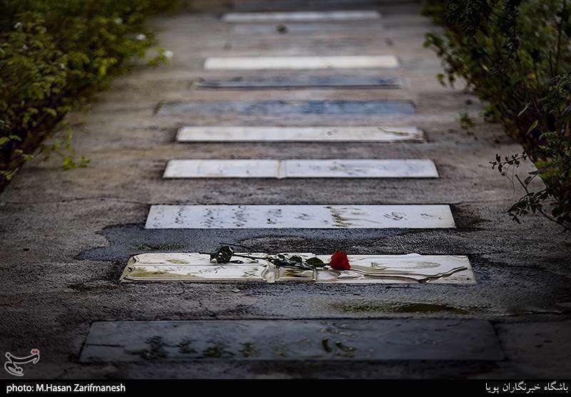 چهلمین سالگرد دفاع مقدس در کنار شهدا 