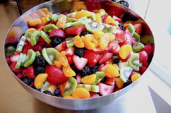 آشنایی با انواع سالاد ساده و خانگی ویژه شام شب یلدا سالاد میوه زمستانی برای شام شب یلدا