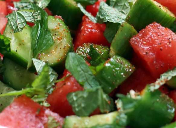 آشنایی با انواع سالاد ساده و خانگی ویژه شام شب یلدا هندوانه، خیار و نعنا برای شام شب یلدا