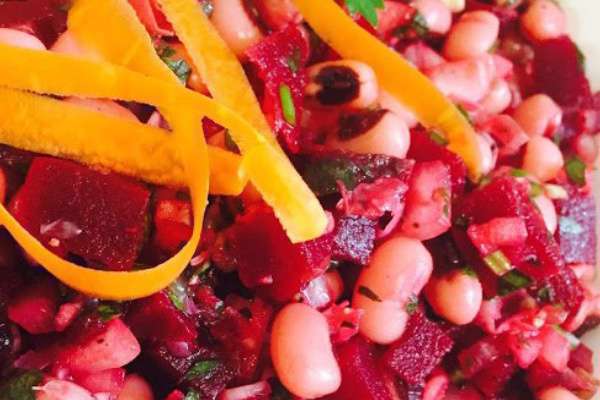 آشنایی با انواع سالاد ساده و خانگی ویژه شام شب یلدا سالاد لبو با لوبیا چیتی برای شام شب یلدا