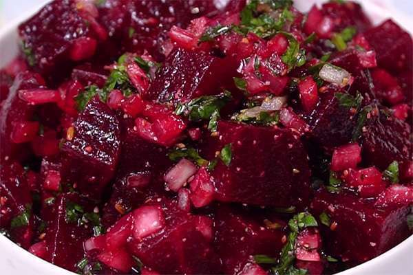 آشنایی با انواع سالاد ساده و خانگی ویژه شام شب یلدا سالاد لبو برای شام شب یلدا