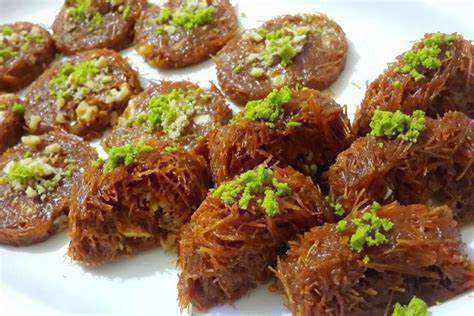 چطور باقلوا و چیز کیک شعریه درست کنیم؟ باقلوای شعریه