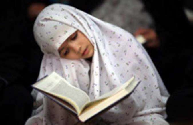 از نظر قرآن والدین برای تربیت فرزند چه نکاتی را باید رعایت کنند؟ قرآن خواندن کودک