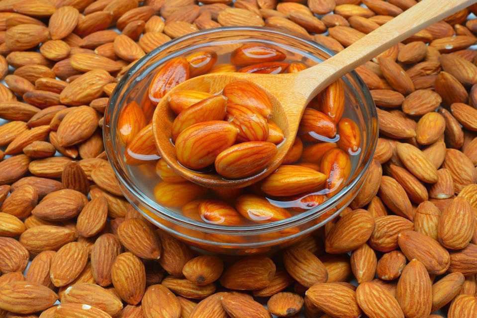 بادام خیس خورده: فواید بیشتر، جذب بهتر بادام خیس خورده: فواید بیشتر، جذب بهتر