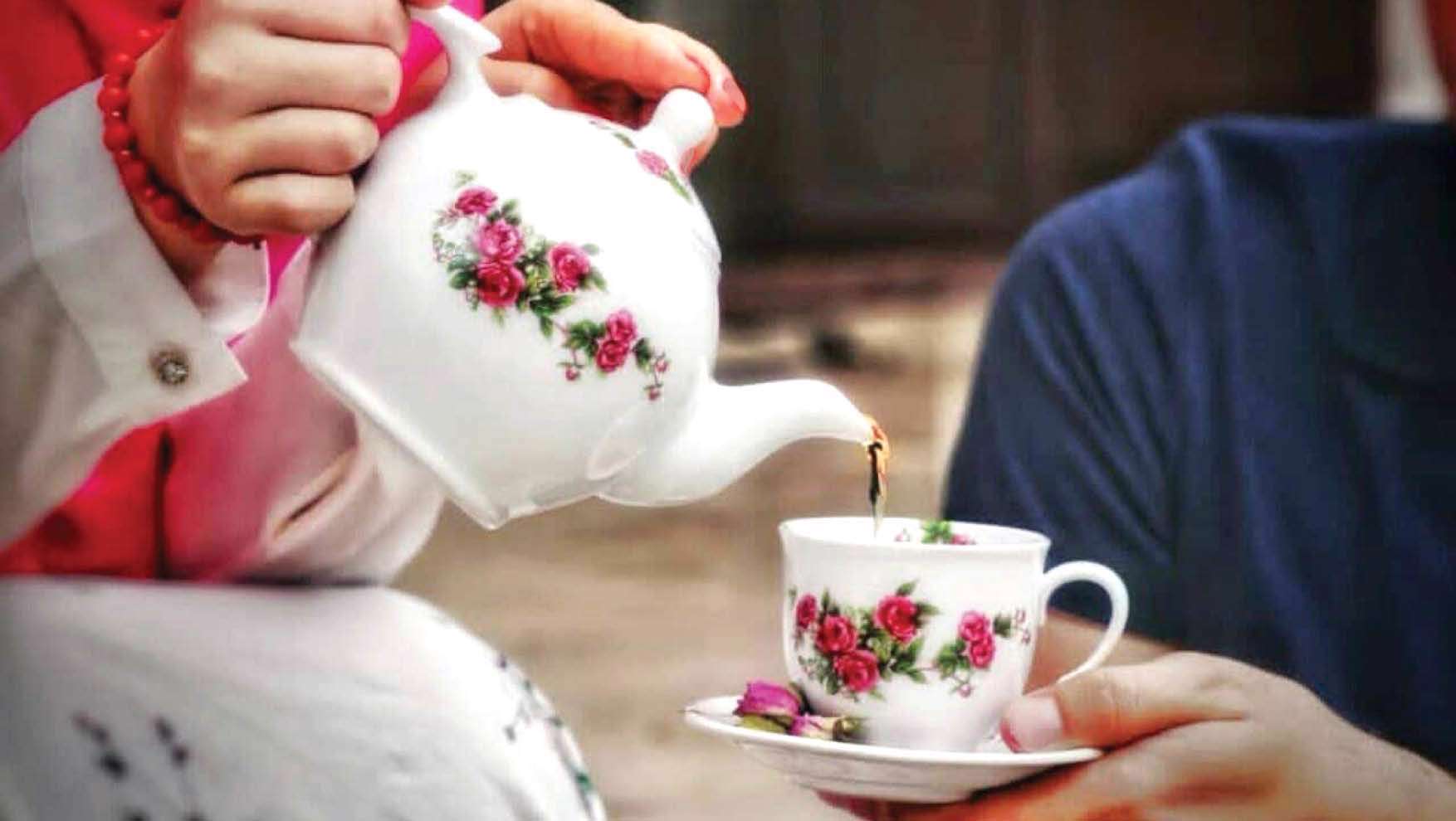 لذت هم نشینی کنار سینی چای لذت هم نشینی کنار سینی چای