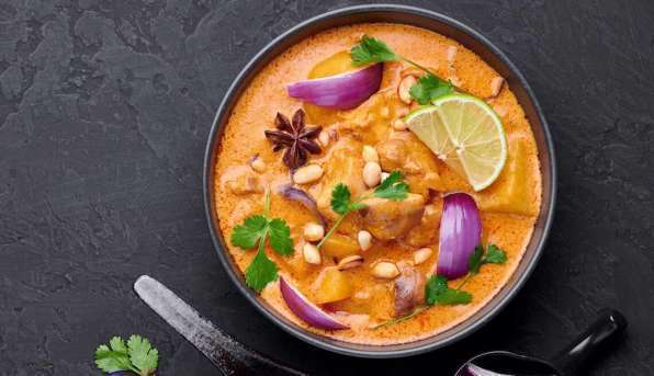 تهیه یک وعده غذایی کامل و مقوی با خوراک کاری تایلندی خوراک کاری تایلندی با بادام زمینی