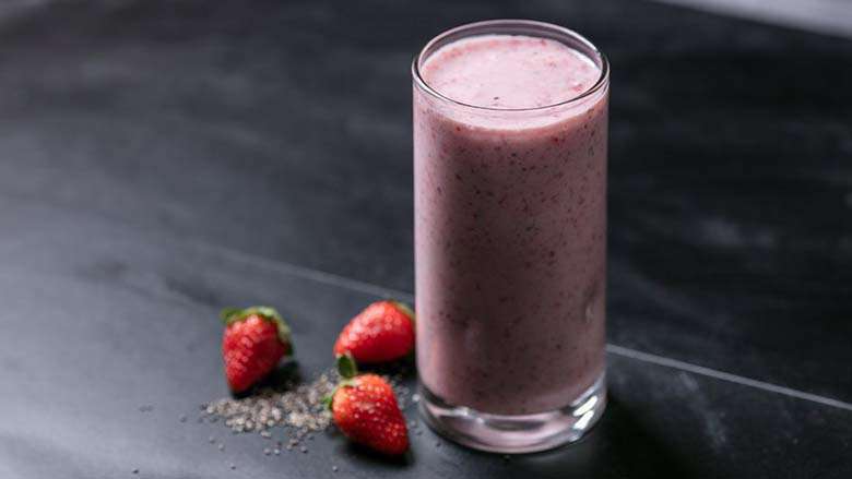 اسموتی رژیمی توت فرنگی با دانهی چیا
