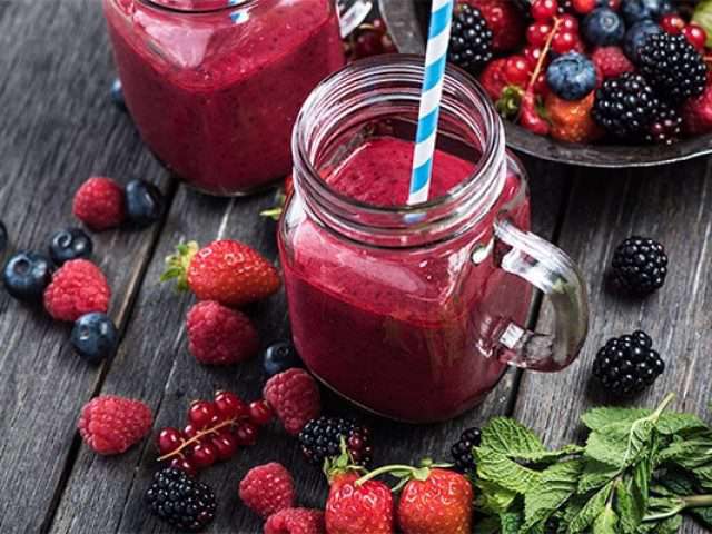 اسموتی توت فرنگی با انبه