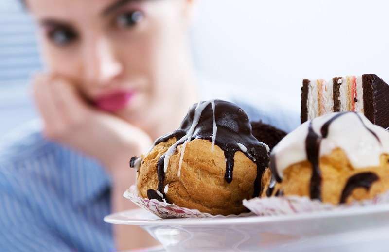 خوردن شیرینی - انرژی نداشتن - کم خوری -