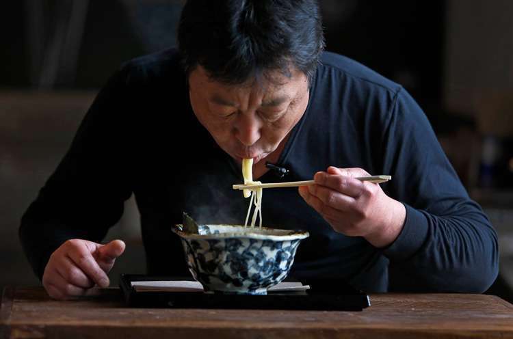 چرا مردم ژاپن و چین از چوب برای خوردن غذا استفاده می‌کنند؟