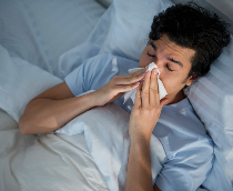 چرا گرفتگی بینی شب‌ها بدتر می‌شود؟