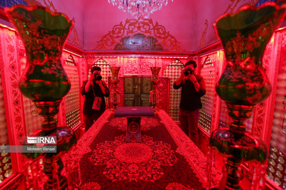 غبارروبی آستان امامزاده صالح علیه‌السلام 