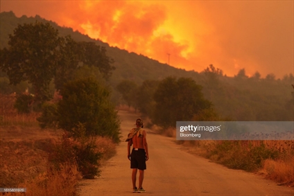 یونان در آتش‌ می‌سوزد