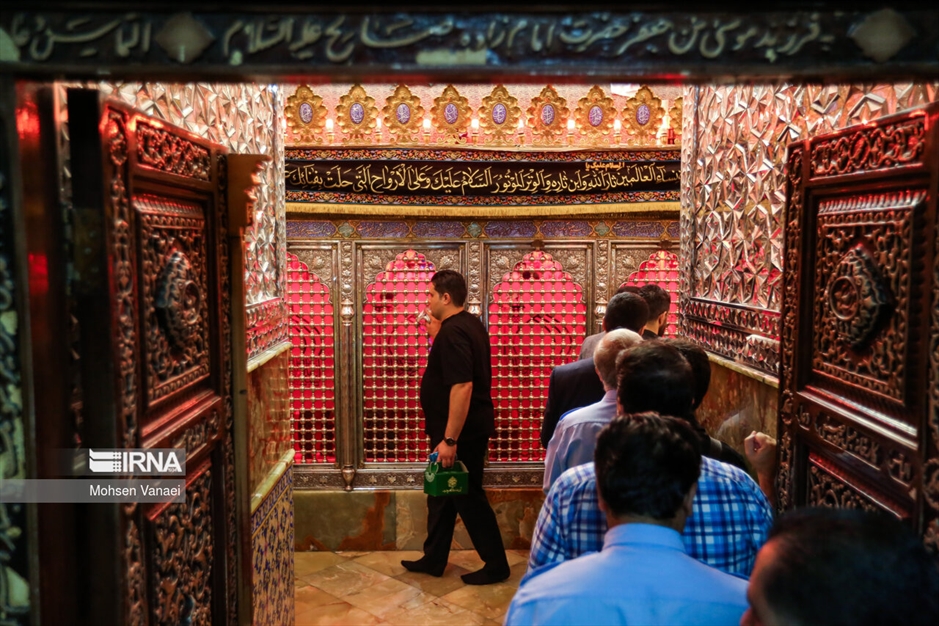 غبارروبی آستان امامزاده صالح علیه‌السلام 