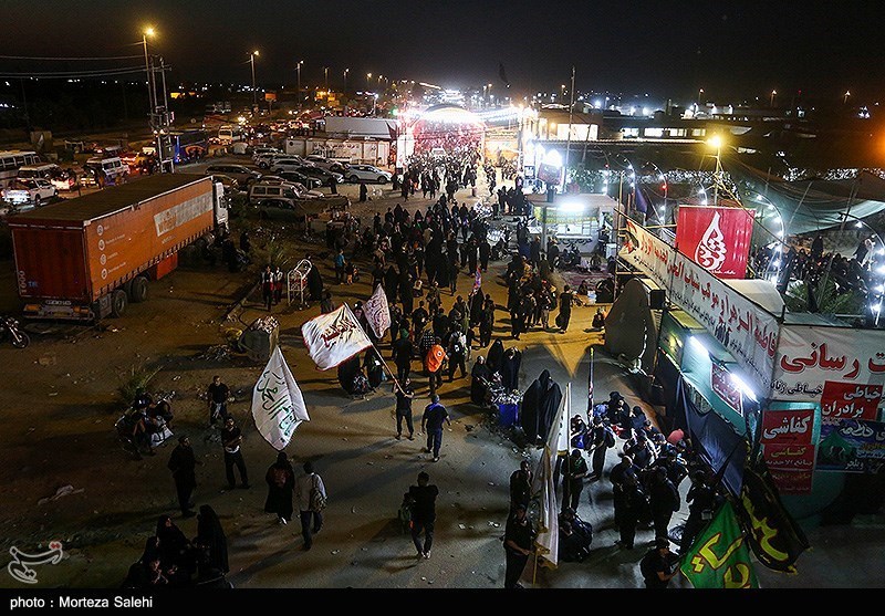 پیاده روی شبانه زائرین اربعین حسینی در مسیر نجف به کربلا