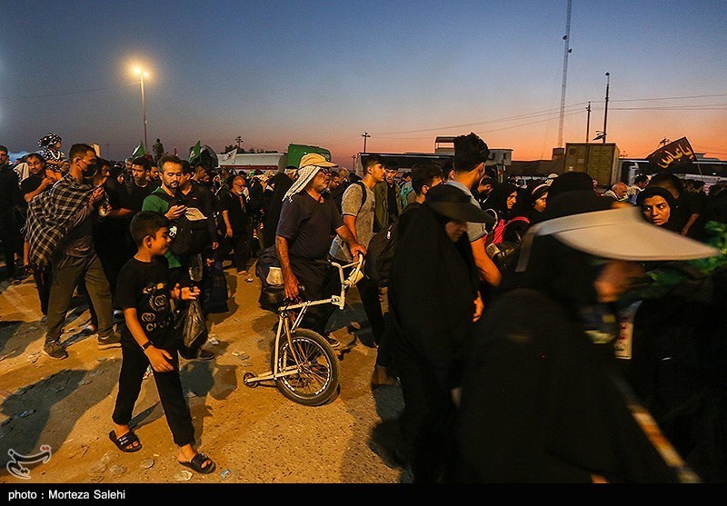 پیاده روی شبانه زائرین اربعین حسینی در مسیر نجف به کربلا