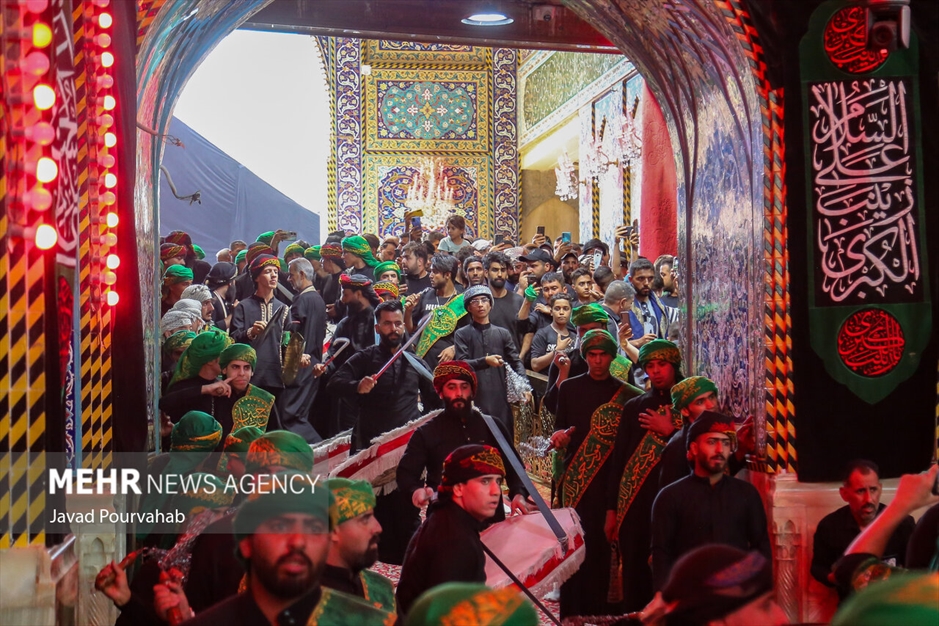 عزاداری زائران اربعین در حرم اباعبدالله