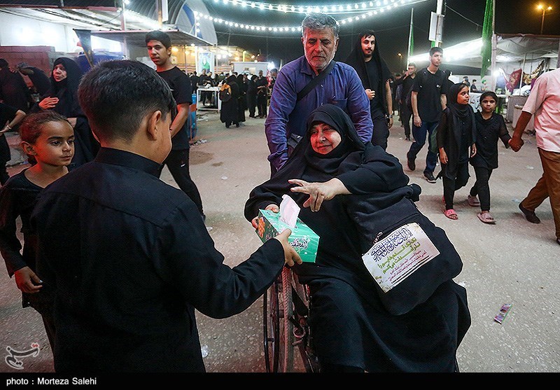 پیاده روی شبانه زائرین اربعین حسینی در مسیر نجف به کربلا