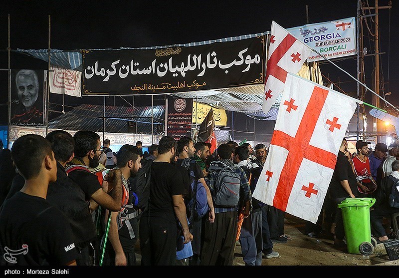 پیاده روی شبانه زائرین اربعین حسینی در مسیر نجف به کربلا