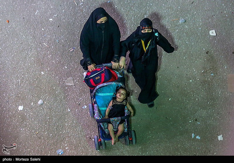 پیاده روی شبانه زائرین اربعین حسینی در مسیر نجف به کربلا