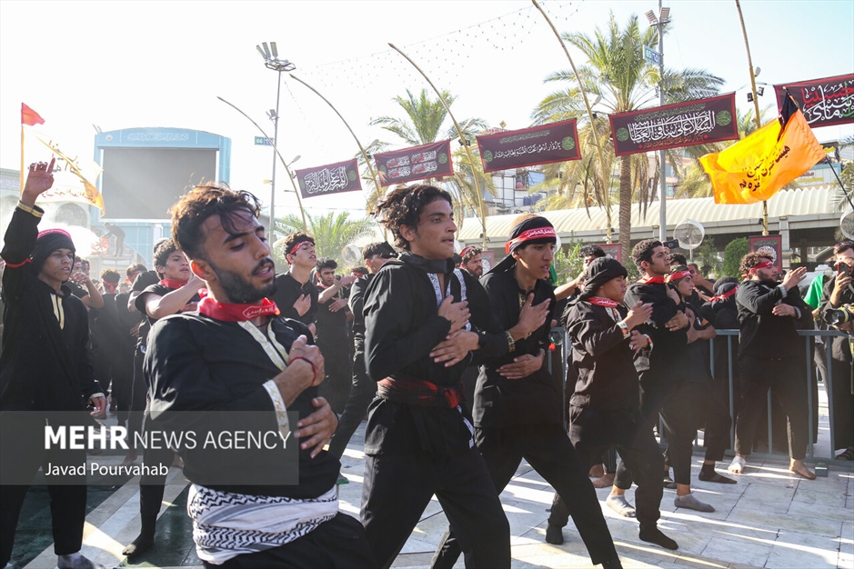 عزاداری زائران اربعین در حرم اباعبدالله