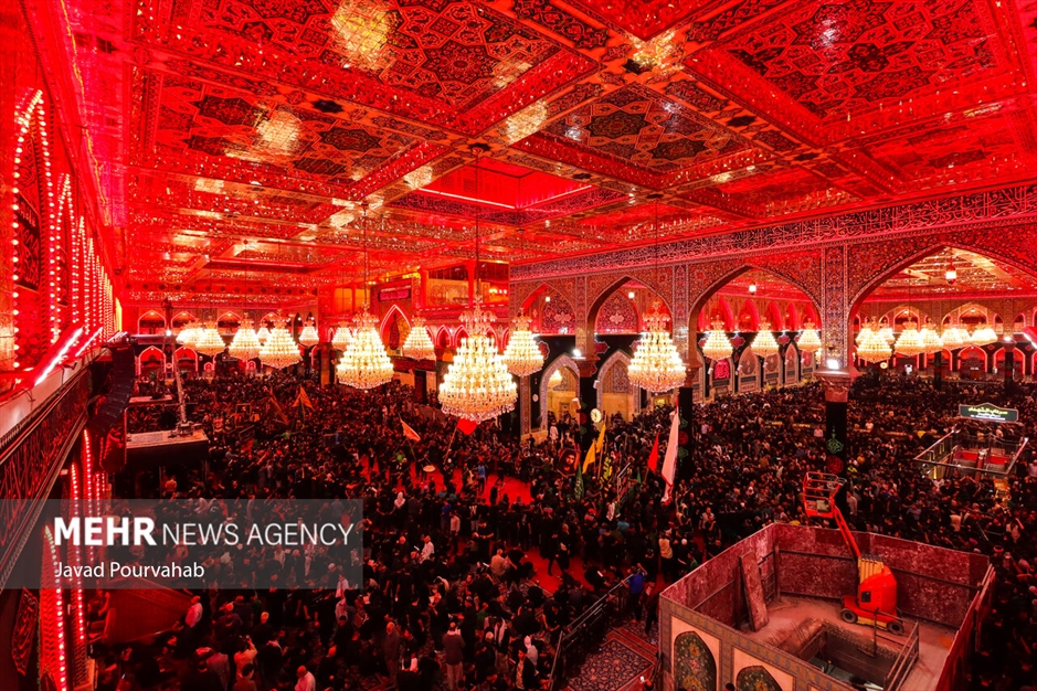 عزاداری زائران اربعین در حرم اباعبدالله