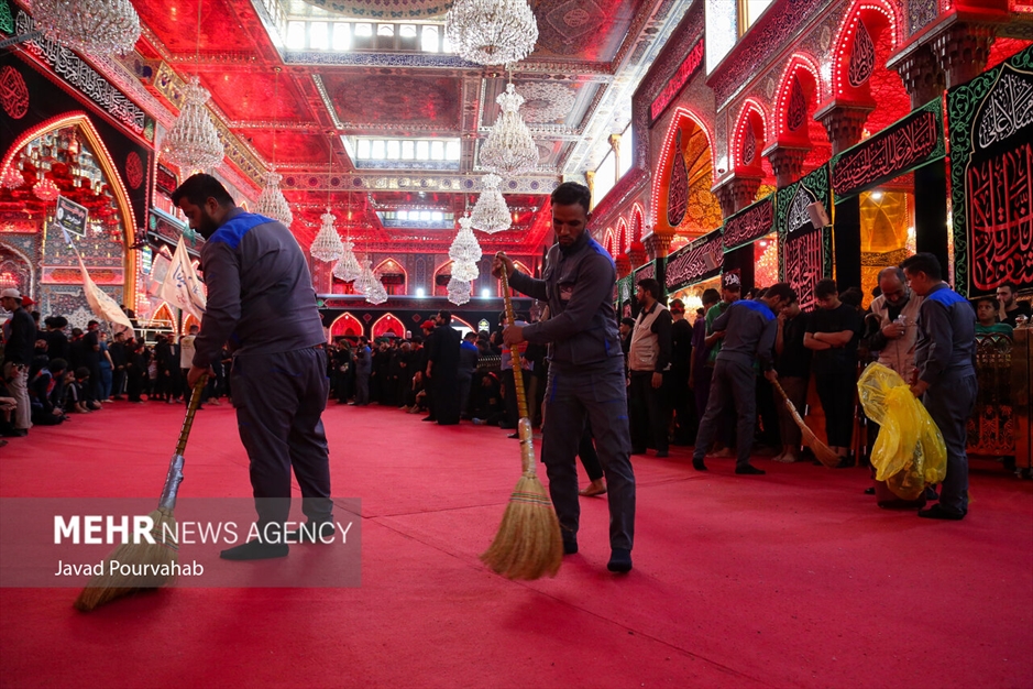 عزاداری زائران اربعین در حرم اباعبدالله