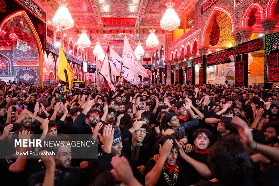 عزاداری زائران اربعین در حرم اباعبدالله