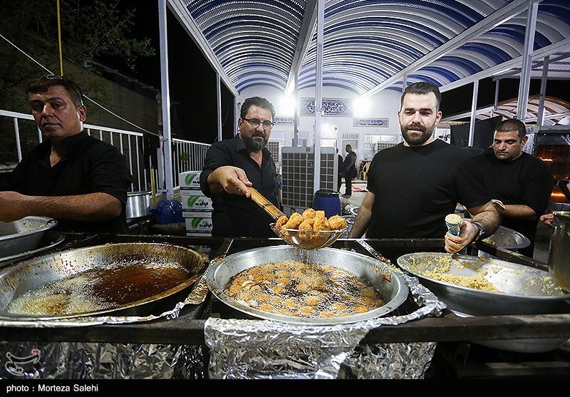 پیاده روی شبانه زائرین اربعین حسینی در مسیر نجف به کربلا