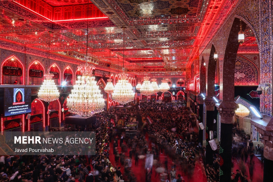 عزاداری زائران اربعین در حرم اباعبدالله