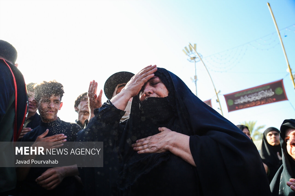 عزاداری زائران اربعین در حرم اباعبدالله