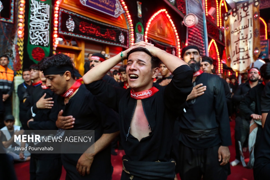 عزاداری زائران اربعین در حرم اباعبدالله