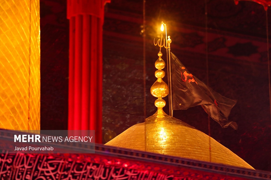 عزاداری زائران اربعین در حرم اباعبدالله