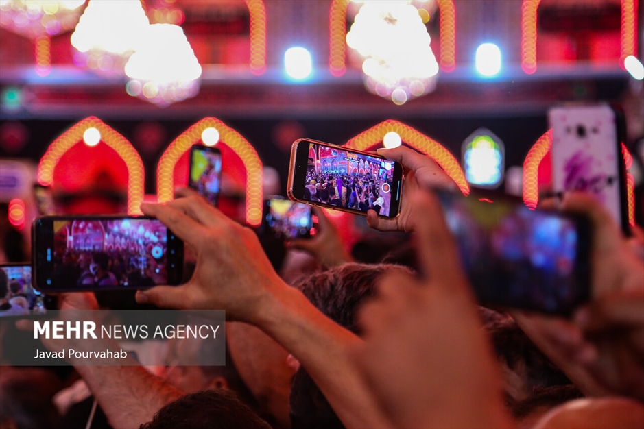 عزاداری زائران اربعین در حرم اباعبدالله