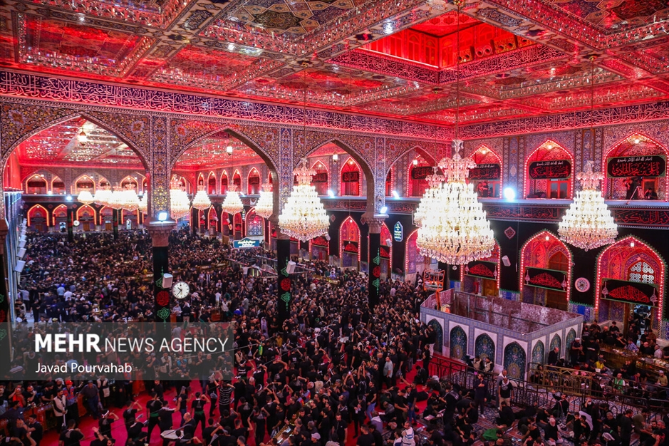 عزاداری زائران اربعین در حرم اباعبدالله