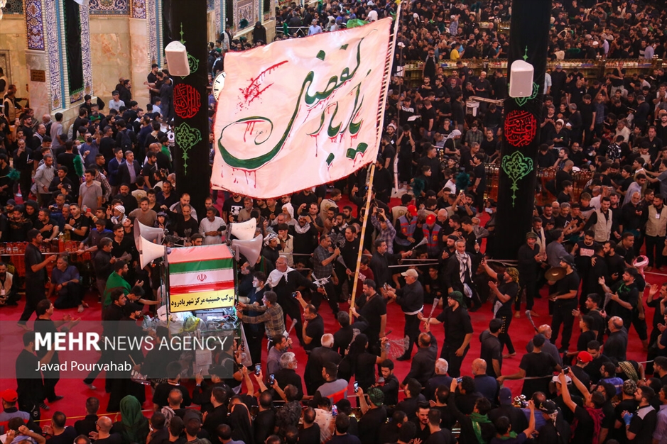 عزاداری زائران اربعین در حرم اباعبدالله