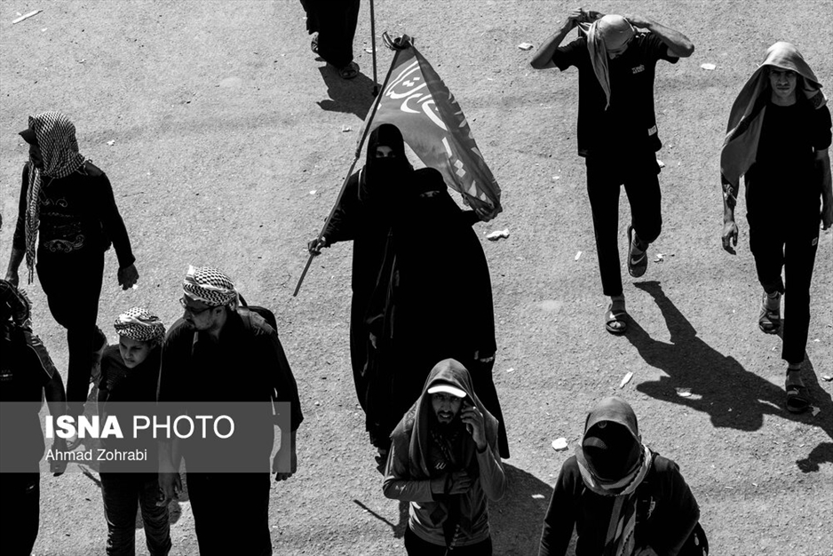 پیاده‌روی زائران اربعین در دمای ۴۰ درجه عراق