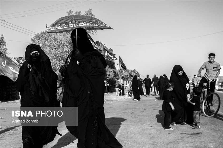 پیاده‌روی زائران اربعین در دمای ۴۰ درجه عراق