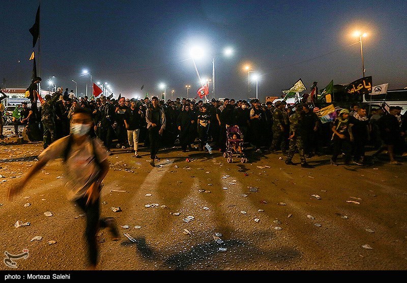 پیاده روی شبانه زائرین اربعین حسینی در مسیر نجف به کربلا