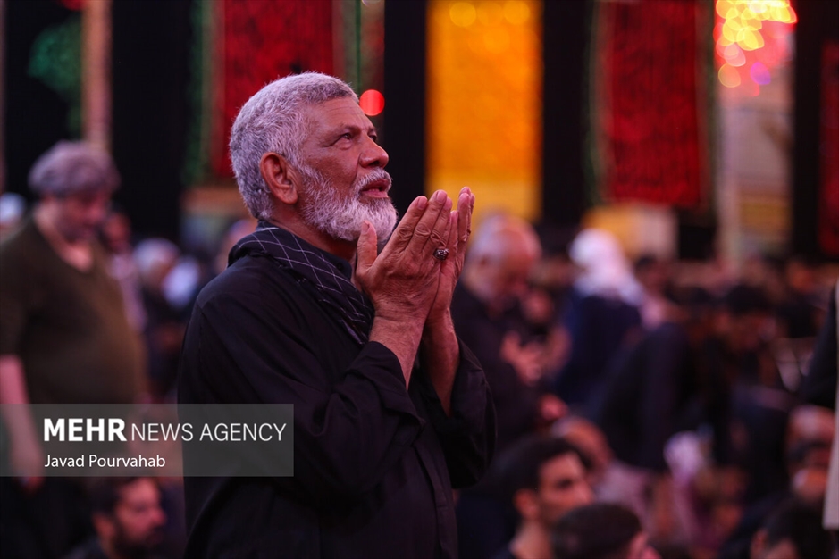 عزاداری زائران اربعین در حرم اباعبدالله