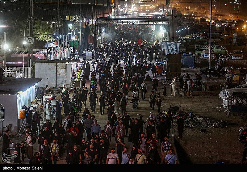 پیاده روی شبانه زائرین اربعین حسینی در مسیر نجف به کربلا