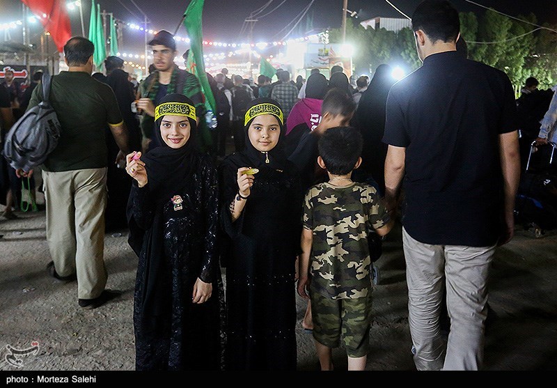 پیاده روی شبانه زائرین اربعین حسینی در مسیر نجف به کربلا