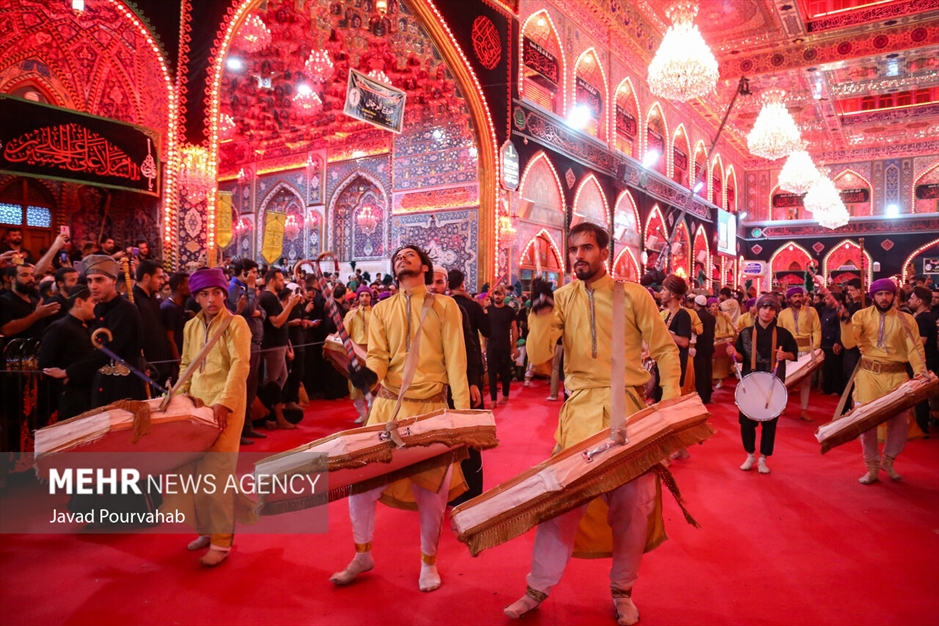 عزاداری زائران اربعین در حرم اباعبدالله