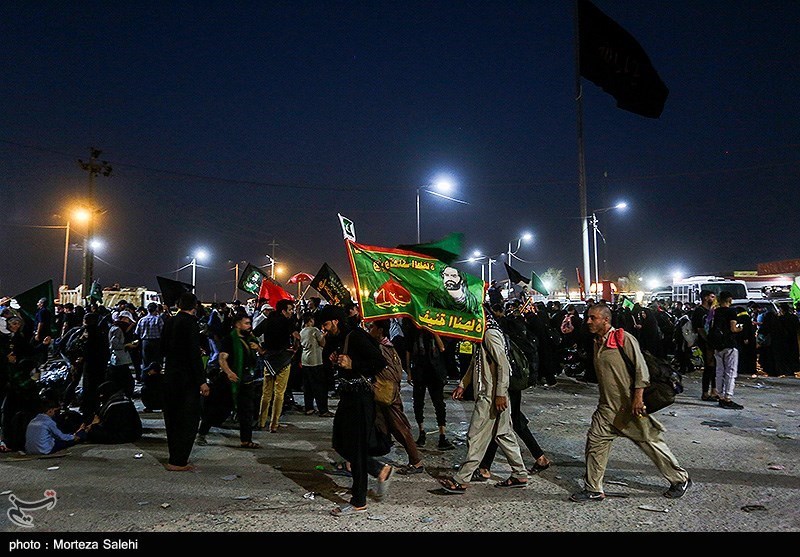 پیاده روی شبانه زائرین اربعین حسینی در مسیر نجف به کربلا