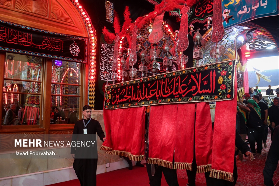 عزاداری زائران اربعین در حرم اباعبدالله