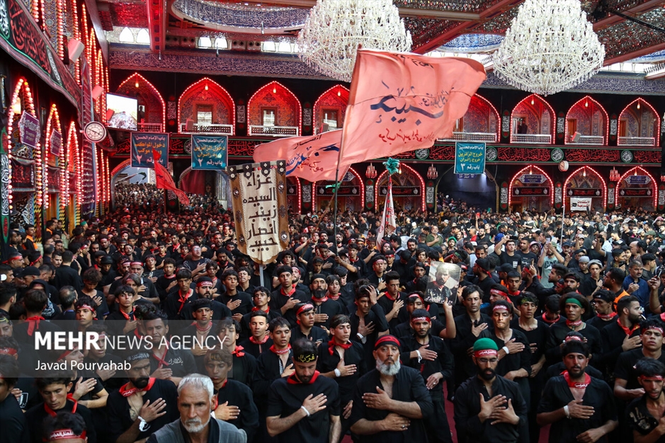 عزاداری زائران اربعین در حرم اباعبدالله
