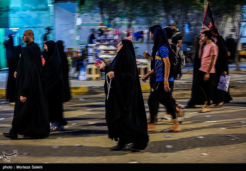 پیاده روی شبانه زائرین اربعین حسینی در مسیر نجف به کربلا